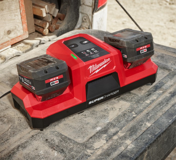 Kit Energy Forge 2pz M18 FB8 18V 8Ah + Caricabatterie Doppio M18 DBSC Milwaukee